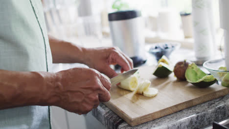 Hombre-Birracial-Senior-Preparando-Bebida-Saludable-En-La-Cocina