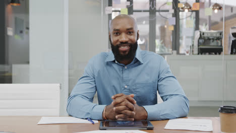 Retrato-De-Un-Sonriente-Hombre-De-Negocios-Afroamericano-Con-Barba-Haciendo-Videollamadas-En-La-Oficina,-Cámara-Lenta