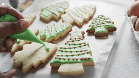 Vídeo-De-Galletas-Navideñas-Decoradas-Con-Glaseado-De-Azúcar-Verde-Con-Espacio-Para-Copiar-Sobre-Fondo-Blanco