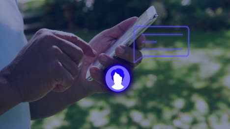 Animación-Del-Perfil-De-Neón-Y-El-ícono-De-Mensaje-Contra-La-Sección-Media-Del-Hombre-Usando-Un-Teléfono-Inteligente-En-El-Parque