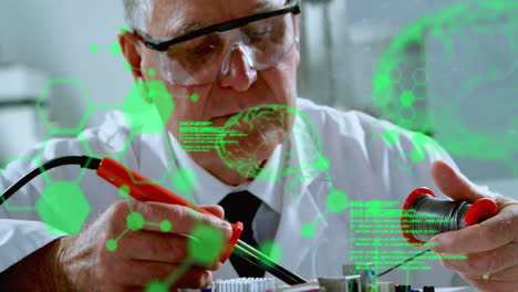 Animación-Del-Procesamiento-De-Datos-Sobre-Un-Científico-Caucásico-Que-Trabaja-En-Una-Placa-De-Circuito-En-El-Laboratorio