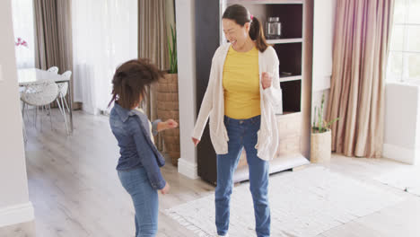 Video-De-Una-Feliz-Madre-Asiática-Y-Su-Hija-Bailando-En-La-Sala-De-Estar.