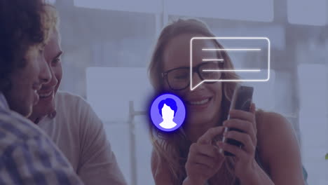 Animación-De-Perfil,-Icono-De-Mensaje-Sobre-Una-Mujer-Caucásica-Mostrando-Su-Teléfono-Inteligente-A-Sus-Colegas-En-La-Oficina