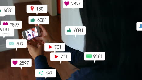 Animation-Von-Benachrichtigungsleisten,-Draufsicht-Einer-Kaukasischen-Frau,-Die-Videos-Auf-Dem-Smartphone-Ansieht