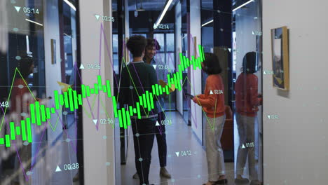 Animation-Von-Diagrammen-Und-Wechselnden-Zahlen,-Verschiedene-Mitarbeiter-Diskutieren-Im-Büroflur