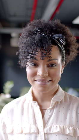 Vertikales-Video-Eines-Porträts-Einer-Lächelnden-Afroamerikanischen-Geschäftsfrau-Im-Büro-Mit-Kopierraum