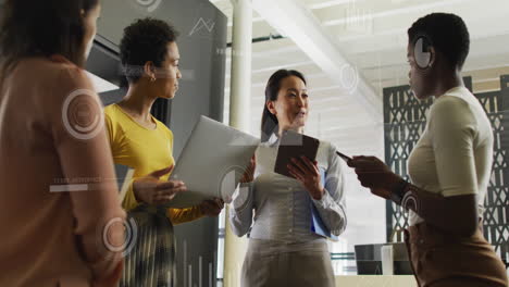 Animación-De-Múltiples-Gráficos,-Círculos-De-Carga,-Barras,-Diversas-Compañeras-De-Trabajo-Discutiendo-En-La-Oficina