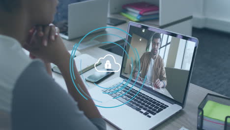 Animación-Del-Icono-De-La-Nube-Sobre-Diversos-Empresarios-En-Videollamadas-Portátiles-En-La-Oficina