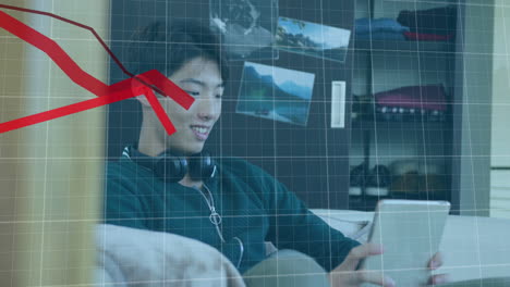 Animation-Mehrerer-Fallender-Graphen-über-Einem-Asiatischen-Jungen,-Der-Auf-Einem-Digitalen-Tablet-Spielt