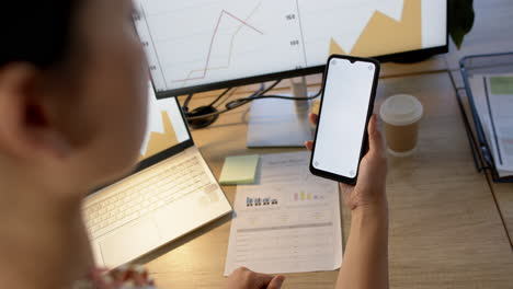 Mujer-De-Negocios-Asiática-Usando-Un-Teléfono-Inteligente-Con-Pantalla-En-Blanco-En-La-Oficina,-Cámara-Lenta,-Espacio-Para-Copiar