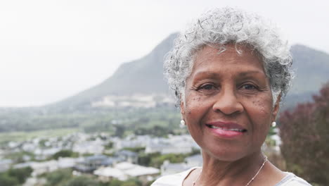 Sonriente-Mujer-Afroamericana-Mayor-En-La-Naturaleza,-Espacio-De-Copia,-Cámara-Lenta