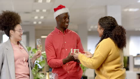 Casual-diverse-businesspeople-drinking-champagne-at-christmas-in-office,-slow-motion