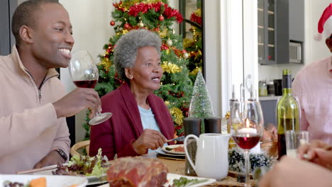 Feliz-Padre-Y-Abuela-Afroamericanos-En-La-Mesa-De-La-Cena-Navideña-Familiar-De-Varias-Generaciones