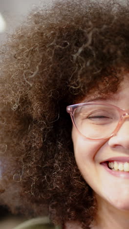 Video-Vertical-De-Una-Mujer-De-Negocios-Birracial-Casual-Sonriendo,-Cámara-Lenta,-Espacio-De-Copia