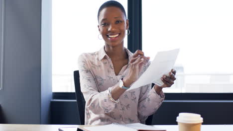 Porträt-Einer-Lächelnden-Afroamerikanischen-Geschäftsfrau-Im-Büro,-Zeitlupe,-Kopierraum