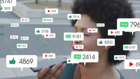 Animation-Von-Benachrichtigungsleisten-über-Einer-Lächelnden-Frau-Mit-Gemischter-Abstammung,-Die-über-Den-Lautsprecher-Ihres-Mobiltelefons-Spricht