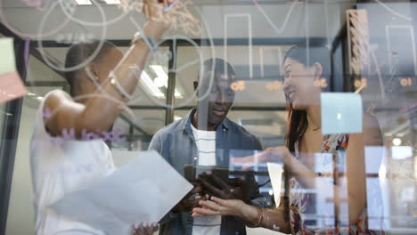 Diversos-Empresarios-Trabajando-En-La-Oficina,-Cámara-Lenta,-Espacio-De-Copia