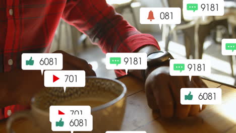 Animation-Von-Benachrichtigungsleisten-über-Dem-Mittelteil-Eines-Afroamerikanischen-Mannes,-Der-In-Cafés-Eine-Smartwatch-Verwendet