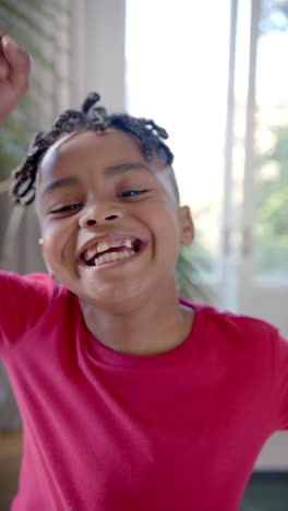Vertikales-Videoporträt-Eines-Glücklichen-Afroamerikanischen-Jungen-Mit-Dreadlocks,-Lächelnd,-Zeitlupe