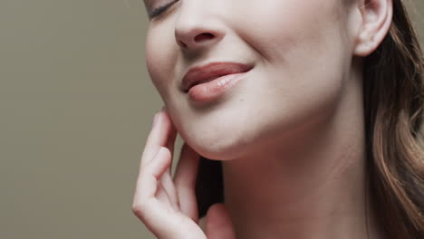 Mujer-Caucásica-Con-Cabello-Castaño-Tocando-La-Cara,-Espacio-De-Copia,-Cámara-Lenta