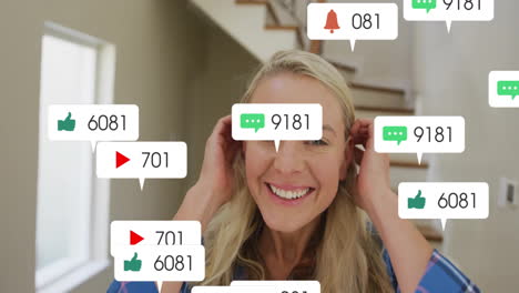 Animación-De-Números-Cambiantes,-ícono-En-Barras-De-Notificación-Sobre-El-Primer-Plano-De-Una-Mujer-Caucásica-Sonriente