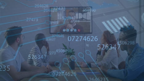 Animación-De-Gráficos,-Cambio-De-Números-Sobre-Diversos-Compañeros-De-Trabajo-Discutiendo-Informes-En-Videollamadas