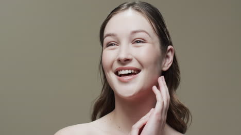 Mujer-Caucásica-Sonriente-Con-Cabello-Castaño-Tocando-La-Cara,-Espacio-Para-Copiar,-Cámara-Lenta