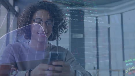 Animation-Mehrerer-Diagramme-Und-Handelstafeln-über-Einem-Lächelnden-Mann-Mit-Gemischter-Abstammung,-Der-Auf-Seinem-Smartphone-Scrollt