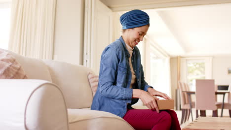 Feliz-Mujer-Birracial-En-Hijab-Desempacando-Cajas-En-Casa,-Copiando-Espacio,-Cámara-Lenta