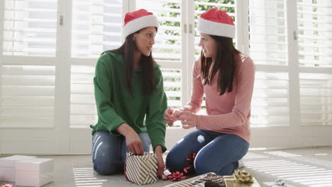 Feliz-Madre-Birracial-E-Hija-Adulta-Envolviendo-Regalos-De-Navidad-En-Casa,-Espacio-Para-Copiar,-Cámara-Lenta