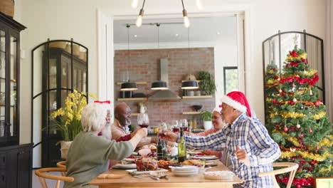 Felices-Y-Diversos-Amigos-Mayores-Haciendo-Un-Brindis-Con-Vino-En-La-Cena-De-Navidad,-Espacio-Para-Copiar,-Cámara-Lenta