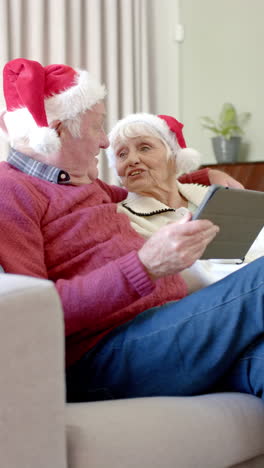 Vertikales-Video-Eines-älteren-Kaukasischen-Paares,-Das-Ein-Tablet-Für-Einen-Weihnachtsvideoanruf-Verwendet,-Zeitlupe
