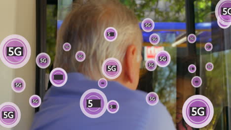 Animation-Von-4G--Und-5G-Texten-über-Einem-älteren-Mann,-Der-Ein-Mädchen-Durch-Ein-Glasfenster-Ansieht