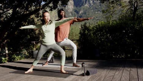 Glückliches,-Vielfältiges-Paar,-Das-Yoga-Im-Sonnigen-Garten-Praktiziert,-Kopienraum,-Zeitlupe