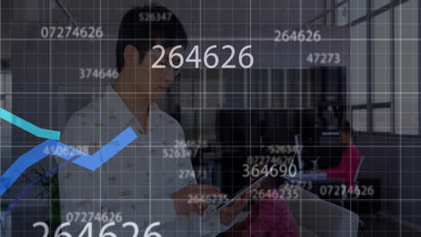 Animation-Von-Liniendiagrammen-Und-Wechselnden-Zahlen-über-Einem-Asiatischen-Geschäftsmann,-Der-Im-Büro-Am-Tablet-Arbeitet