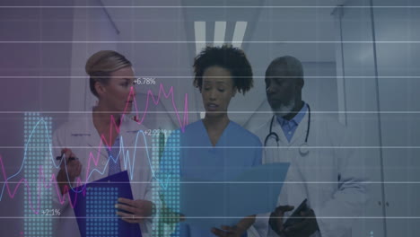 Animation-Von-Diagrammen-Mit-Wechselnden-Zahlen,-Verschiedene-Ärzte-Diskutieren-Beim-Gehen-Im-Flur