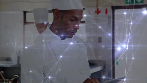 Animation-Eines-Netzwerks-Von-Verbindungen-über-Einem-Afroamerikanischen-Koch,-Der-Ein-Tablet-Verwendet