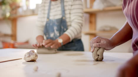 Manos-De-Diversas-Alfareras-Dando-Forma-A-Arcilla-Con-Las-Manos-En-Un-Estudio-De-Cerámica,-Cámara-Lenta