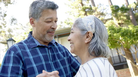 Feliz-Pareja-De-Ancianos-Birraciales-Bailando-En-El-Soleado-Jardín