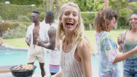 Junge-Kaukasische-Frau-Lächelt-Bei-Einer-Sonnigen-Poolparty-Im-Freien