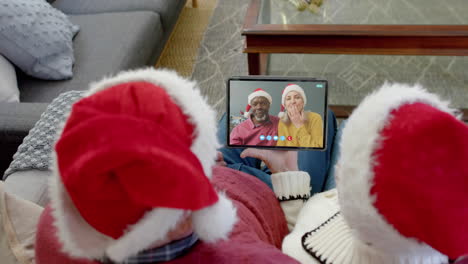 Felices-Y-Diversas-Parejas-Mayores-Teniendo-Videollamadas-Navideñas-En-Tabletas,-Cámara-Lenta