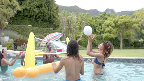 Un-Grupo-Diverso-Disfruta-De-Un-Juego-De-Voleibol-En-La-Piscina-Al-Aire-Libre