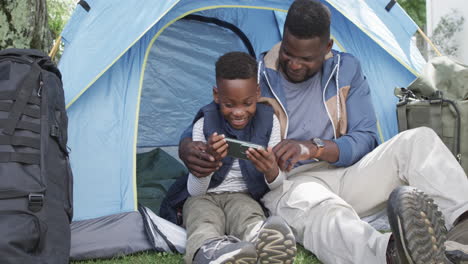 Padre-E-Hijo-Afroamericanos-Disfrutan-Del-Tiempo-En-Una-Tienda-De-Campaña