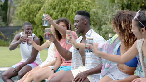 Diversos-Amigos-Disfrutan-De-Un-Día-De-Verano-Al-Aire-Libre,-Con-Espacio-Para-Copiar