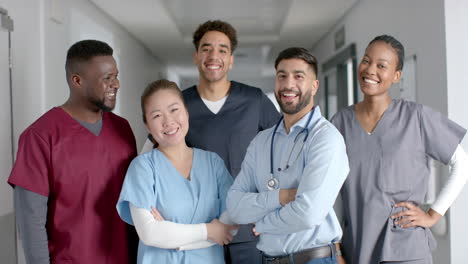 Equipo-Médico-Diverso-Sonriendo-En-El-Pasillo-De-Un-Hospital