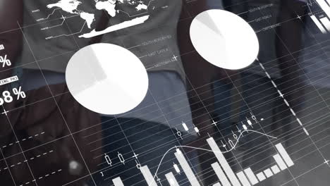 Animación-Del-Procesamiento-De-Datos,-Mercado-De-Valores-Y-Mapa-Mundial-Sobre-Personas-Caminando