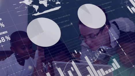 Animation-Der-Datenverarbeitung-Auf-Diagrammen-über-Verschiedene-Schülerinnen-Und-Lehrer-Im-Unterricht