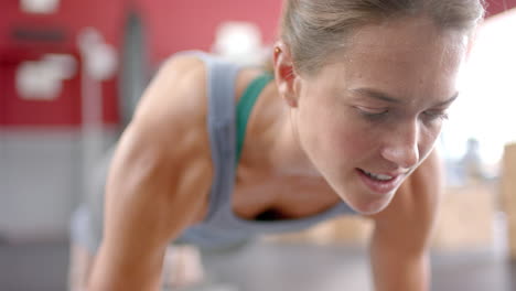 Fit-Junge-Kaukasische-Frau-Übungen-In-Einem-Fitness-Studio-Umgebung