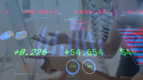 Animación-Del-Procesamiento-De-Datos-Financieros-Sobre-Diversos-Empresarios-Que-Utilizan-La-Computadora