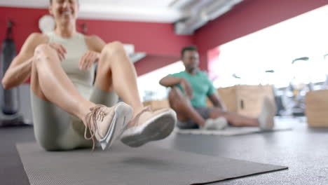 Colocar-Pareja-Diversa-Haciendo-Ejercicio-En-El-Gimnasio.